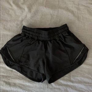 Lululemon Hotty 2.5 shorts